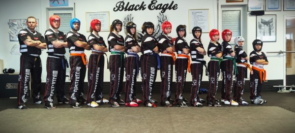Sportlerinnen und Sportler des Black Eagle im Trainingsraum