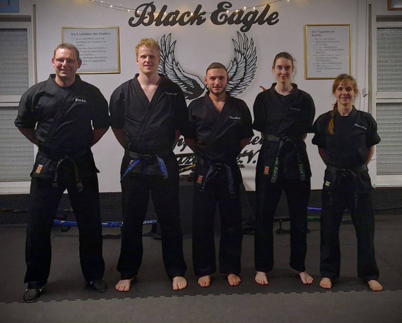 Die Schwarzgurtträger des Black Eagle Kampfsportvereins