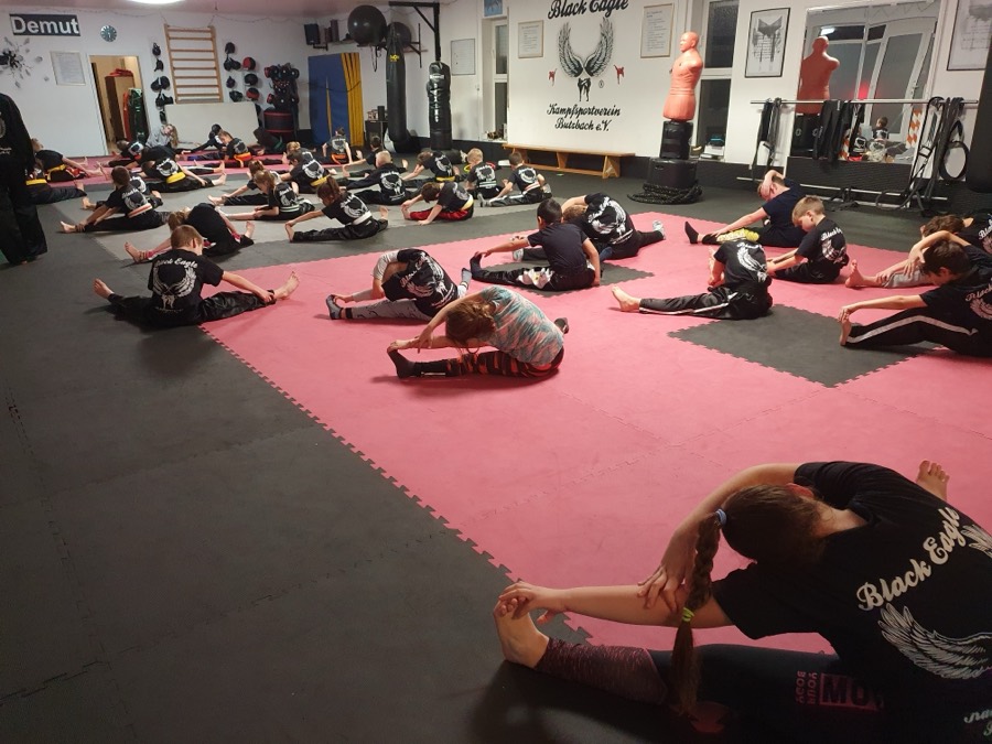 Kinder beim Training im Anfängerkurs des Black Eagle